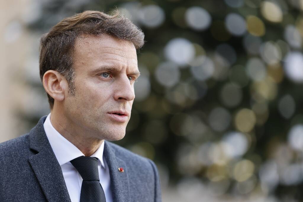Macron dévoile son plan pour un système de santé qui s'enfonce dans la crise