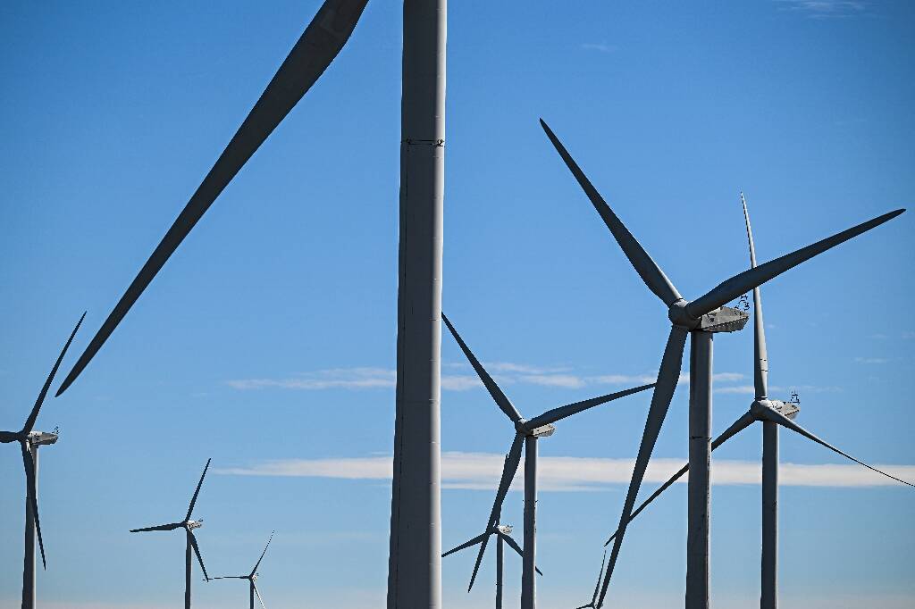 Programmation énergétique: un moratoire sur l'éolien et le solaire fait dérailler l'examen à l'Assemblée