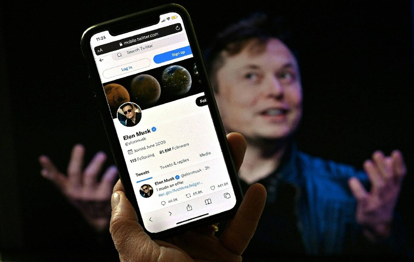 Photographie d'illustration montrant le compte Twitter d'Elon Musk, le 14 avril 2022, devant l'une de ses photographies