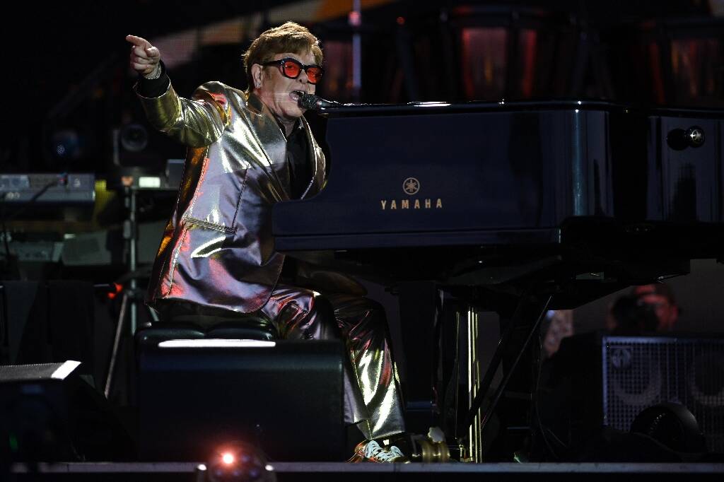 "Un chapitre important du rock'n'roll qui s'achève": strass et néon au dernier concert de l'ultime tournée d'Elton John en Suède