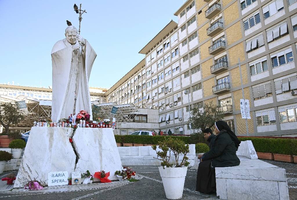 "Son pronostic est actuellement réservé": le pape François dans un état critique entame sa deuxième semaine d'hospitalisation