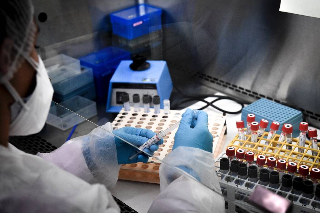 Santé: après la grève massive des biologistes lundi, le gouvernement maintient sa ponction