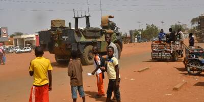 Niger: départ des premiers militaires français vers le Tchad, les Etats-Unis coupent leur aide