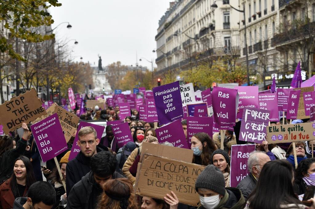 Des milliers de personnes dans la rue contre les violences sexistes et sexuelles en France