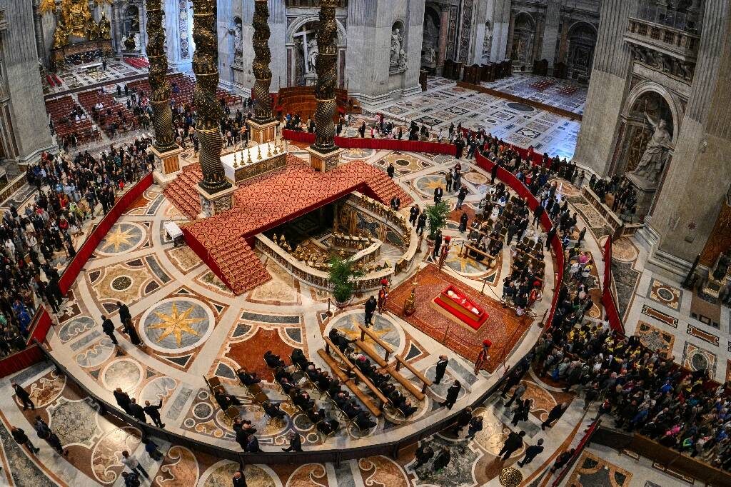 Quels sont les ultimes préparatifs avant les funérailles du pape?