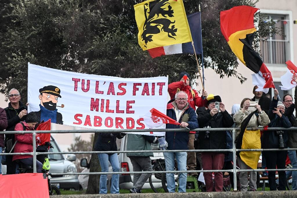 Dernier après 117 jours de mer, Denis Van Weynbergh finit le Vendée Globe non classé mais fêté à son arrivée