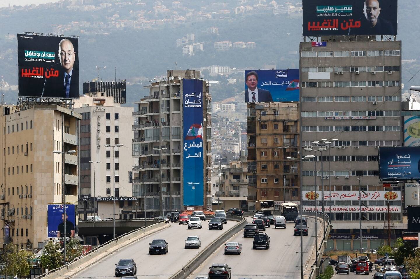 Des affiches électorales au-dessus d'un pont traversant Beyrouth, le 14 mai 2022
