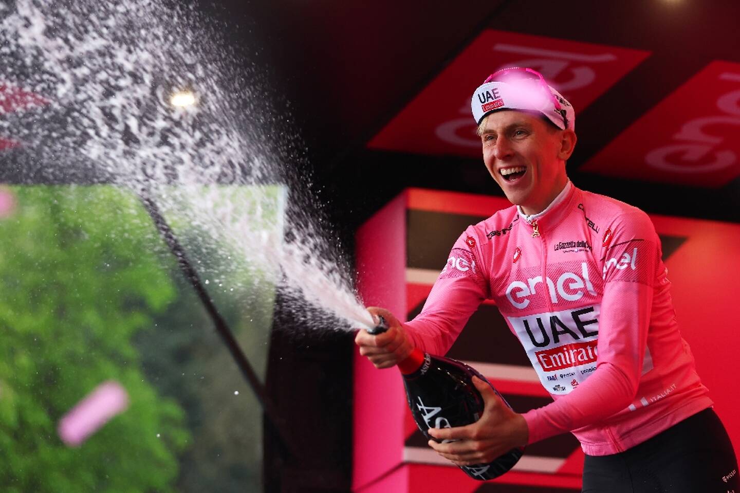 Le Slovène Tadej Pogacar avec le maillot rose de leader du Tour d'Italie après sa victoire dans la 2e étape entre San Francesco al Campo et le sanctuaire d'Oropa le 5 mai 2024