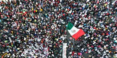Le président du Mexique exceptionnellement dans la rue pour une démonstration de force