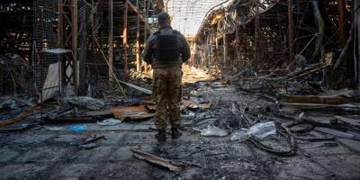 Ukraine: des centaines de combattants évacuent Azovstal à Marioupol