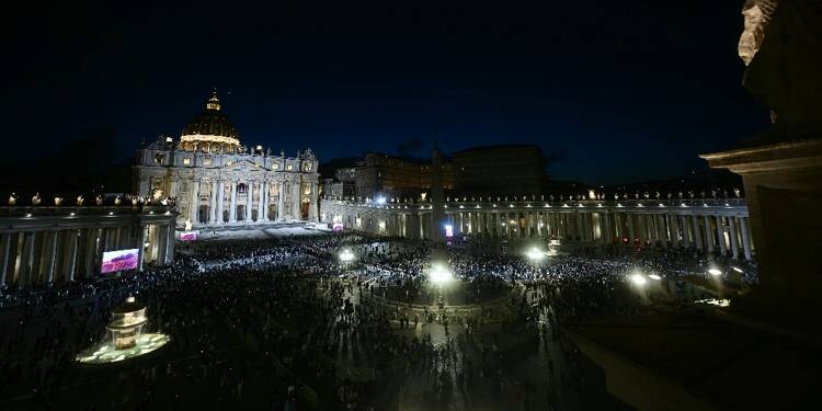 Jour 2 du conclave: au Vatican, l'attente de la fumée blanche sur la cheminée de la chapelle Sixtine