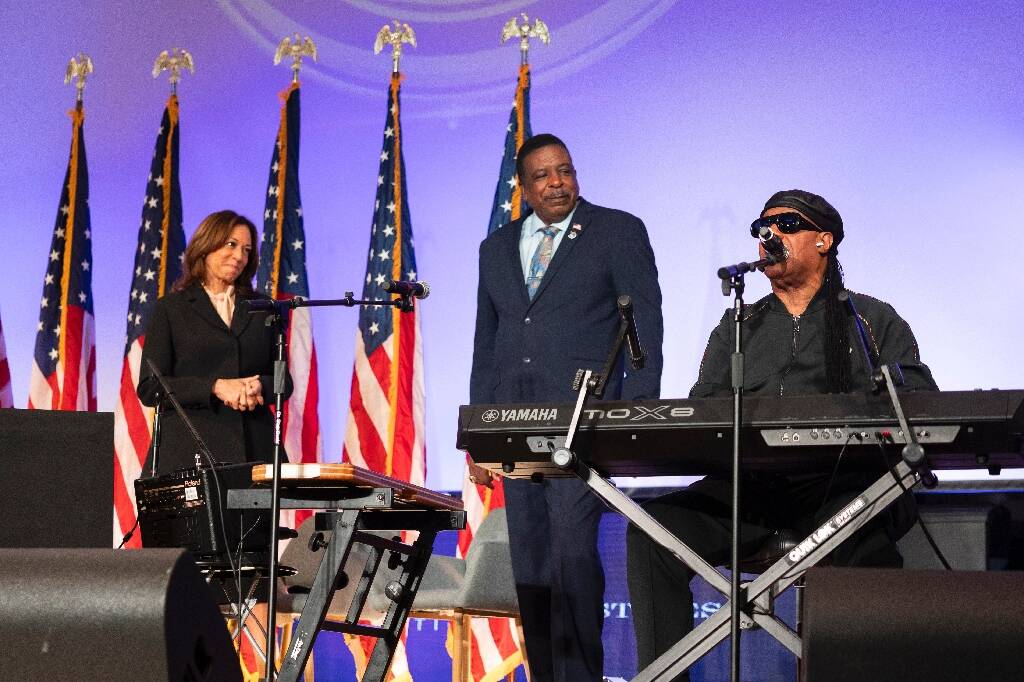 Présidentielle des Etats-Unis: Kamala Harris fête ses 60 ans avec Stevie Wonder, Donald Trump sert des frites à McDonald's