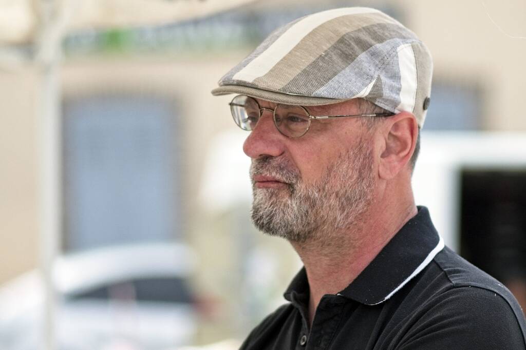 Jean-Michel Blanquer aspergé de chantilly par deux enseignants opposés à sa candidature aux législatives