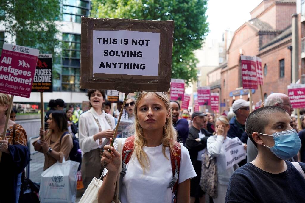 Pour décourager les migrants de traverser la Manche, Londres se prépare à les expulser vers... le Rwanda