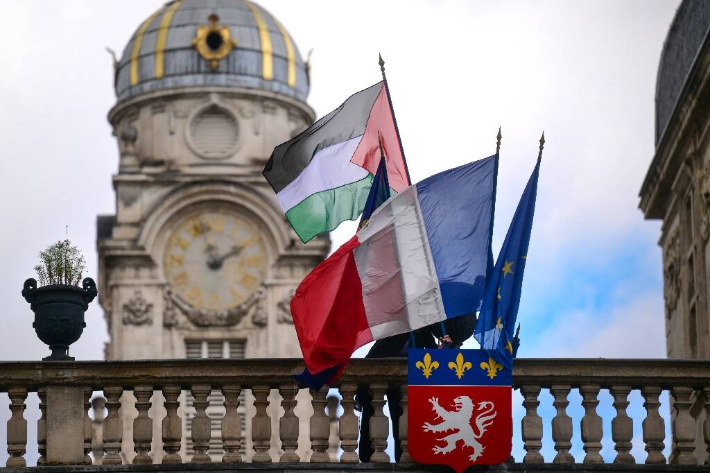 Près d'une centaine de mairies hissent le drapeau palestinien malgré l'opposition du gouvernement