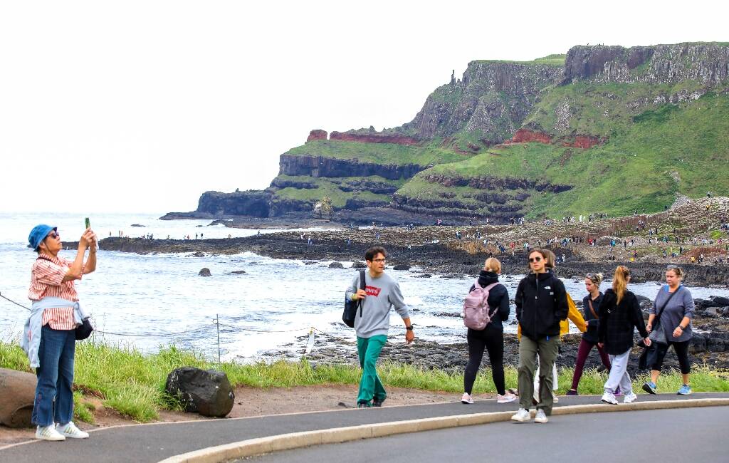 "Il y a beaucoup d'euros et de pennies, mais aussi des pièces du monde entier": en Irlande du Nord, les pièces rouillées dispersées par les touristes menacent la Chaussée des Géants