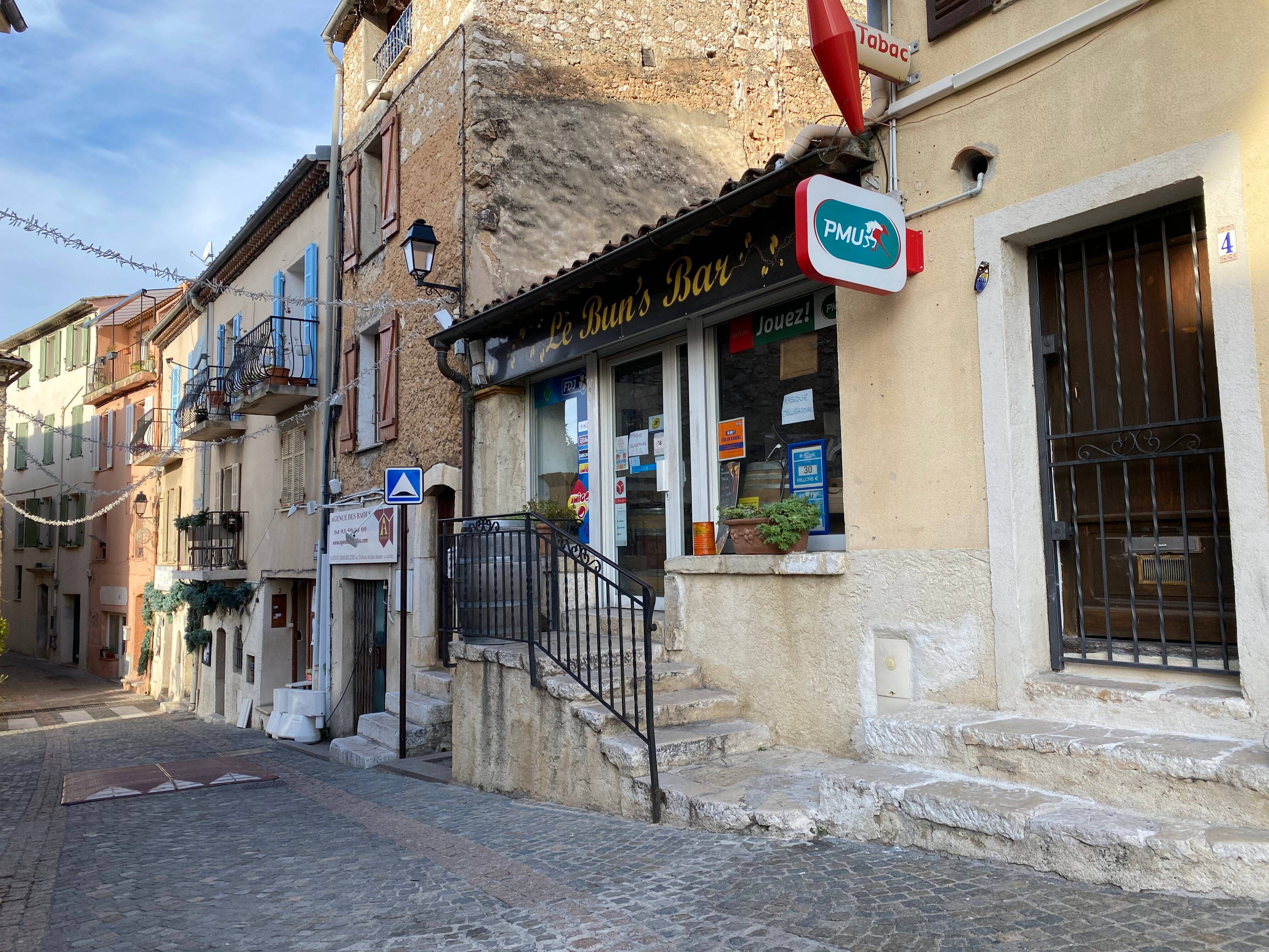 Colère des habitants et du maire après la suppression du distributeur de billets dans un village de la Côte d'Azur