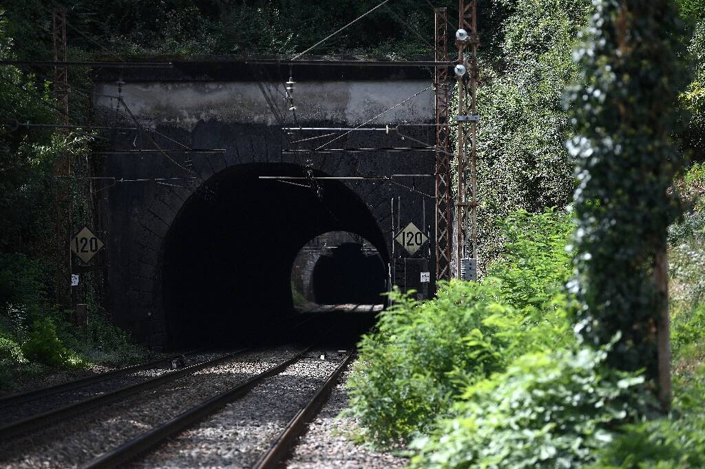 Deux adolescentes âgées de 14 ans et 15 ans meurent percutées par un train dans un tunnel près de Bordeaux