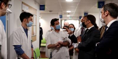 En visite dans un hôpital, Emmanuel Macron se dit 