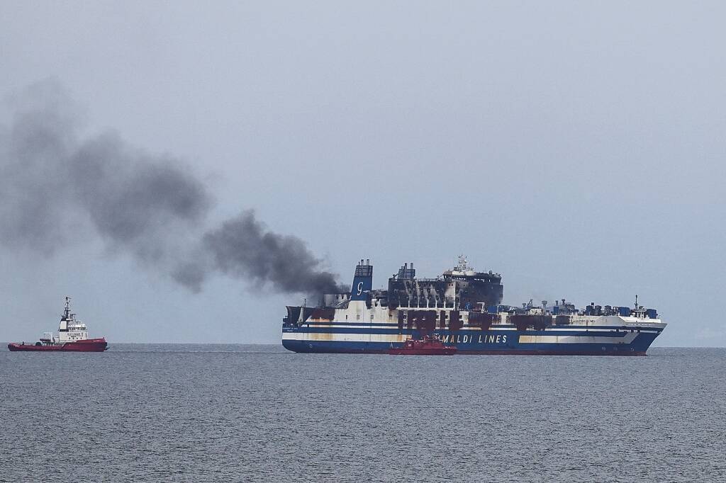 Après l'incendie, l'espoir faiblit de retrouver des survivants à bord du ferry italien au large de la Grèce
