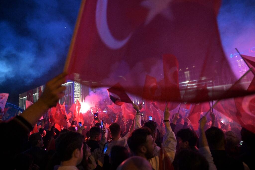 Après une victoire historique de l'opposition, la Turquie d'Erdogan à un "tournant" au lendemain des municipales