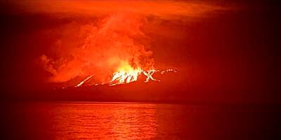 Un volcan entre en éruption sur une île inhabitée des Galapagos
