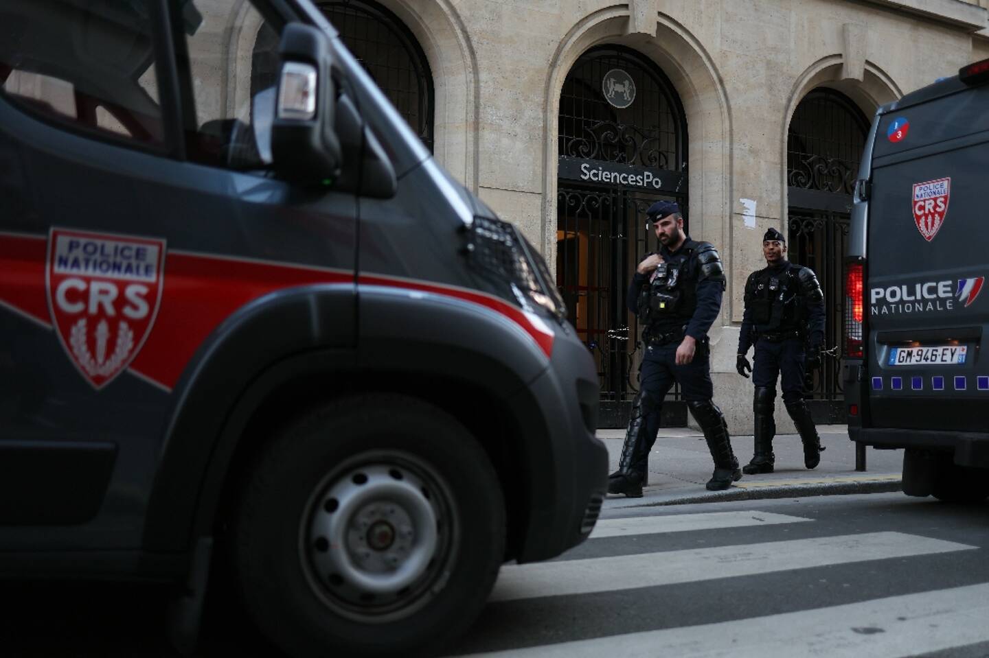 Des policiers devant l'entrée de Sciences Po à Paris, le 14 mars 2024