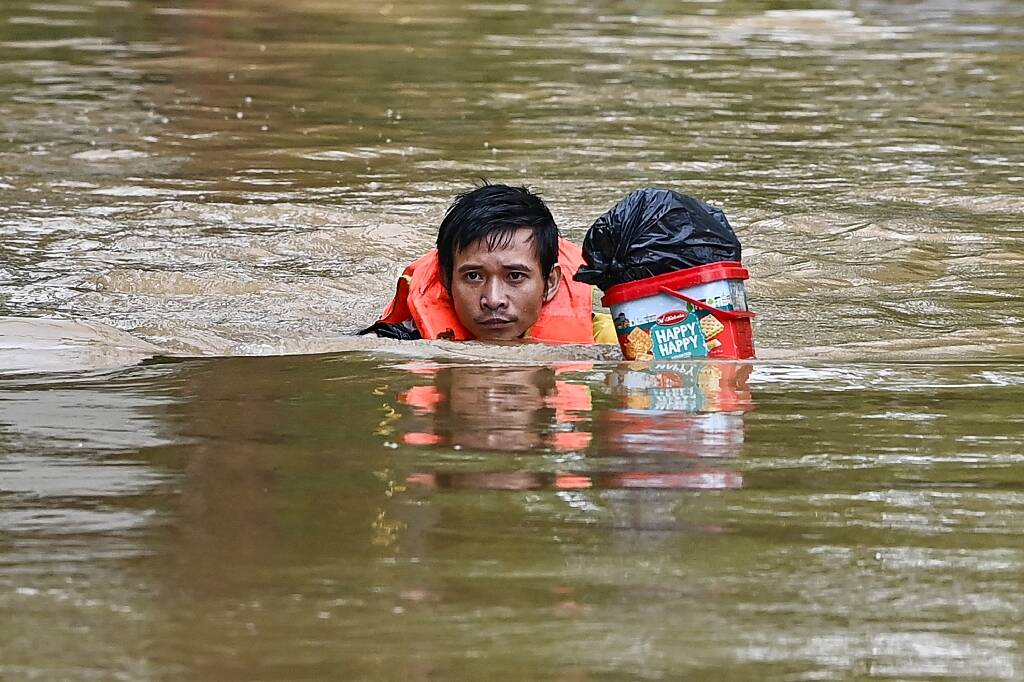 Typhon Yagi au Vietnam: les images des inondations monstres dans le nord, un nouveau bilan de 127 morts