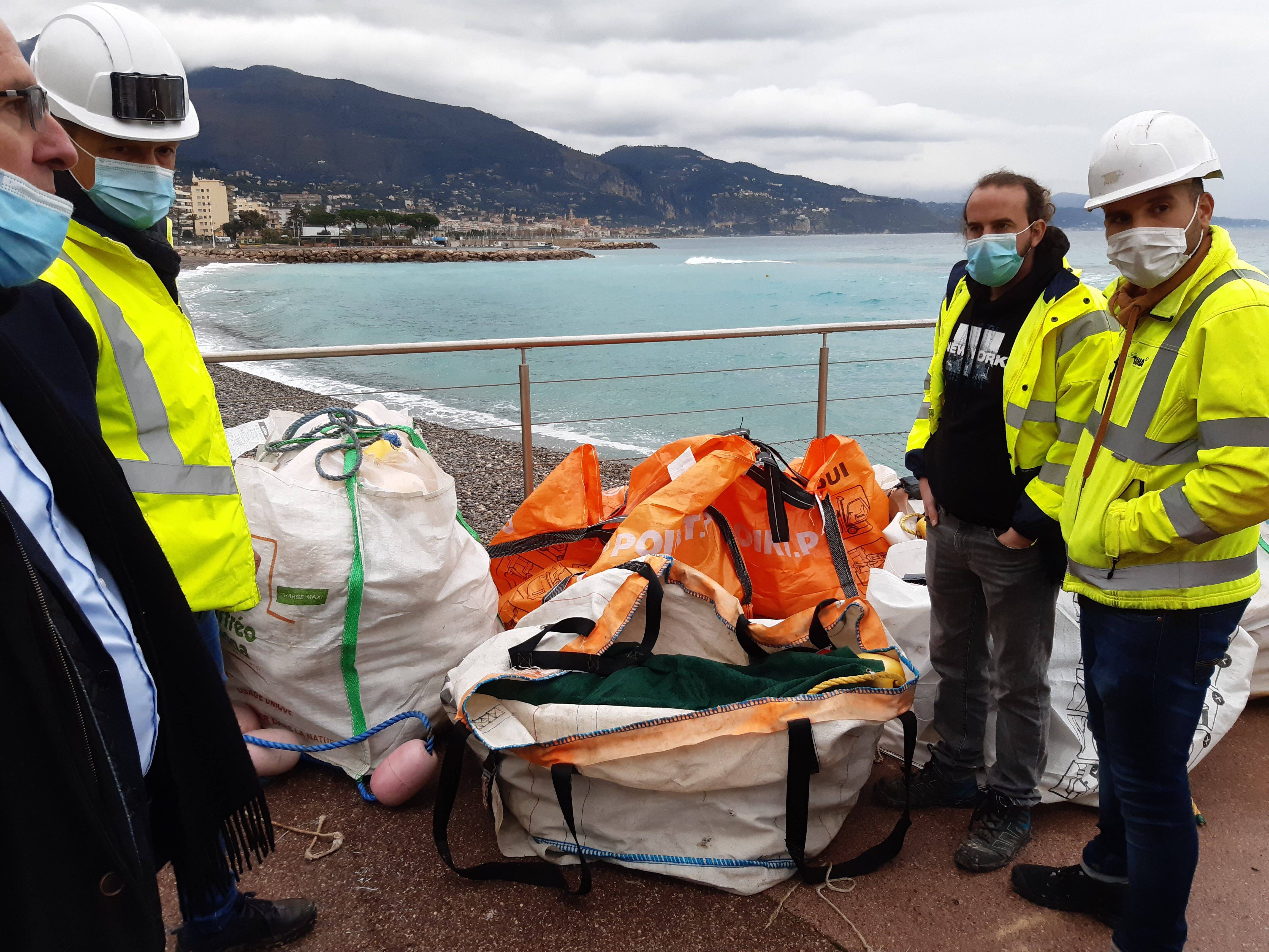 La digue sous-marine abîmée par les diverses tempêtes en cours de restauration à Roquebrune-Cap-Martin