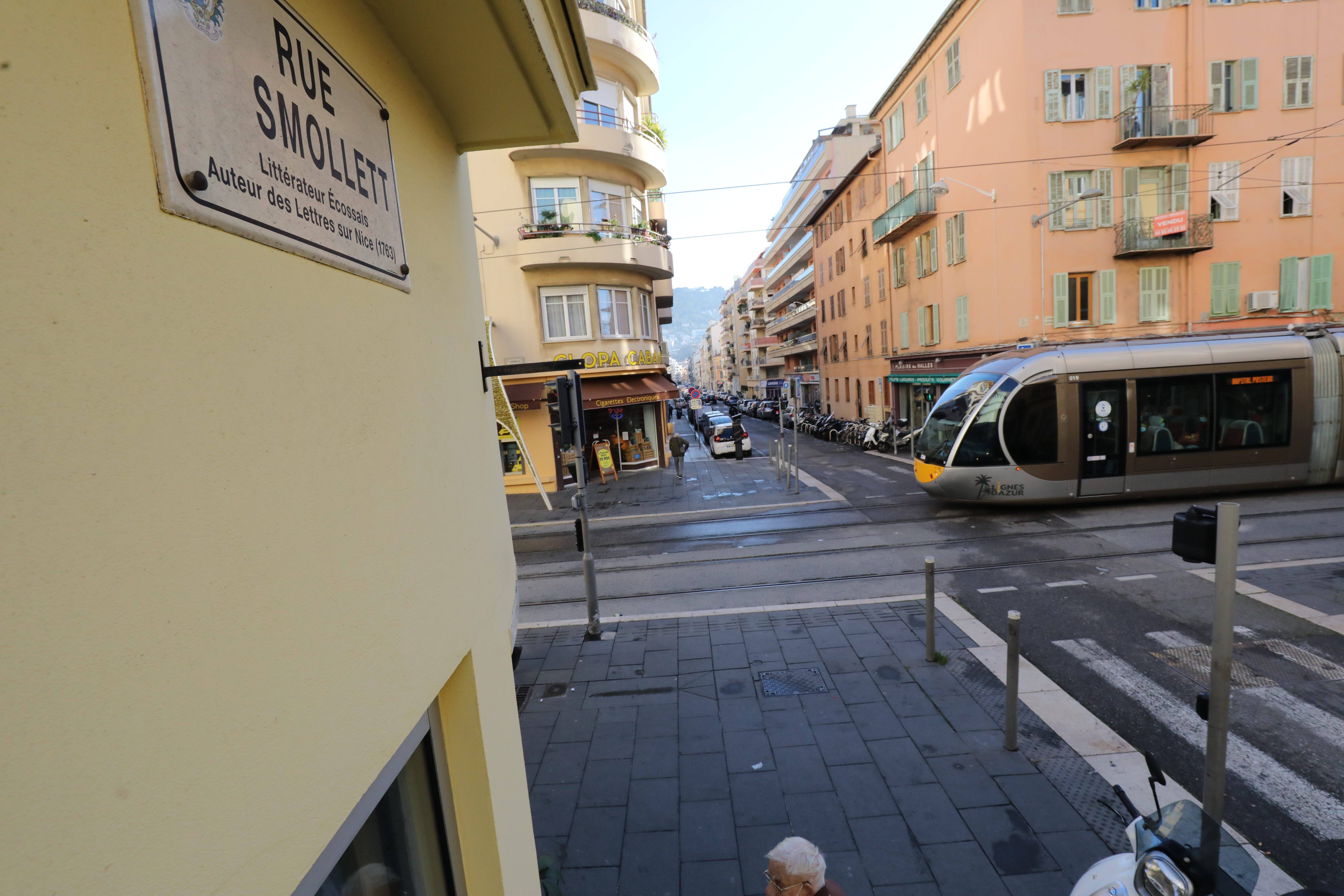 Il est à l'origine du tourisme à Nice et très critique des Niçois: pourquoi Smollett est mal orthographié dans la rue qui porte son nom?