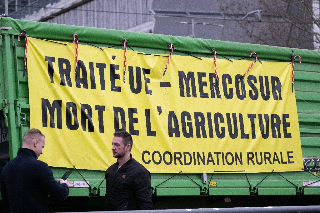 Des agriculteurs convergent vers Paris, "pas question de blocage" pour le gouvernement