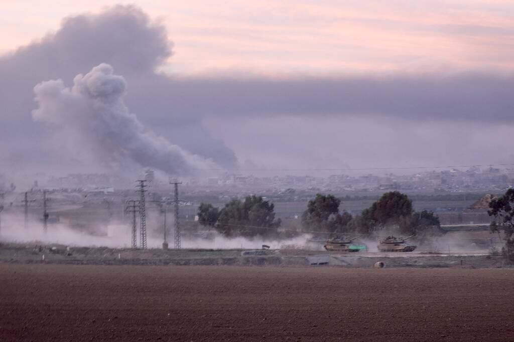Les combats s'intensifient à Gaza, le Hamas ne libérera pas d'otages sans "négociation"