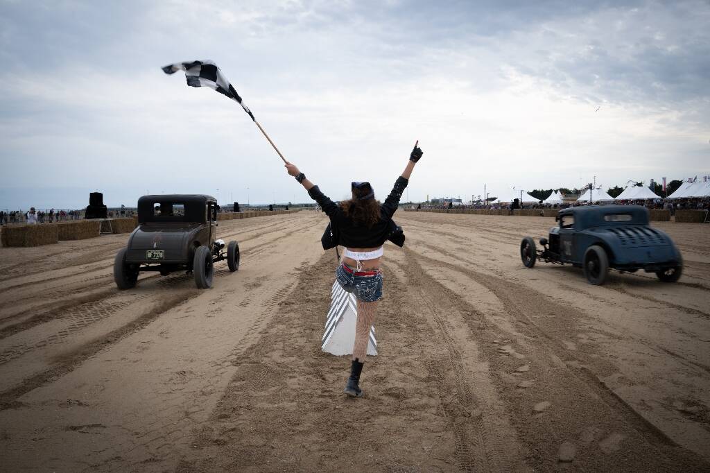 "Une des voitures a dérapé et a fait des tonneaux": la Normandy beach race après la mort d'un conducteur lors d'une démonstration