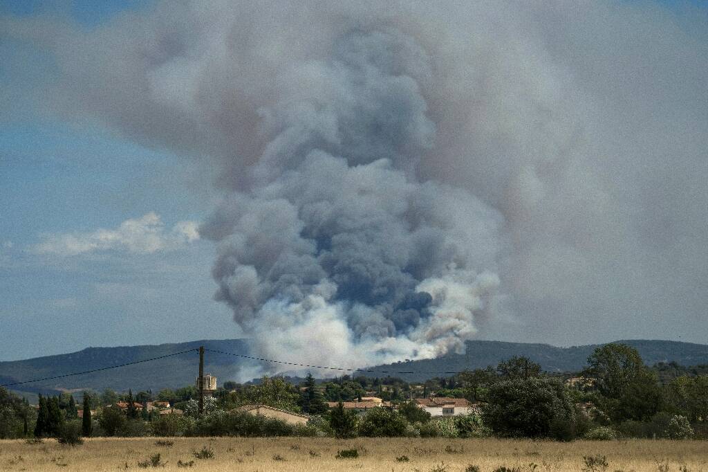 Un feu parcourt 450 hectares près de Narbonne, les habitants confinés et l'A9 fermée