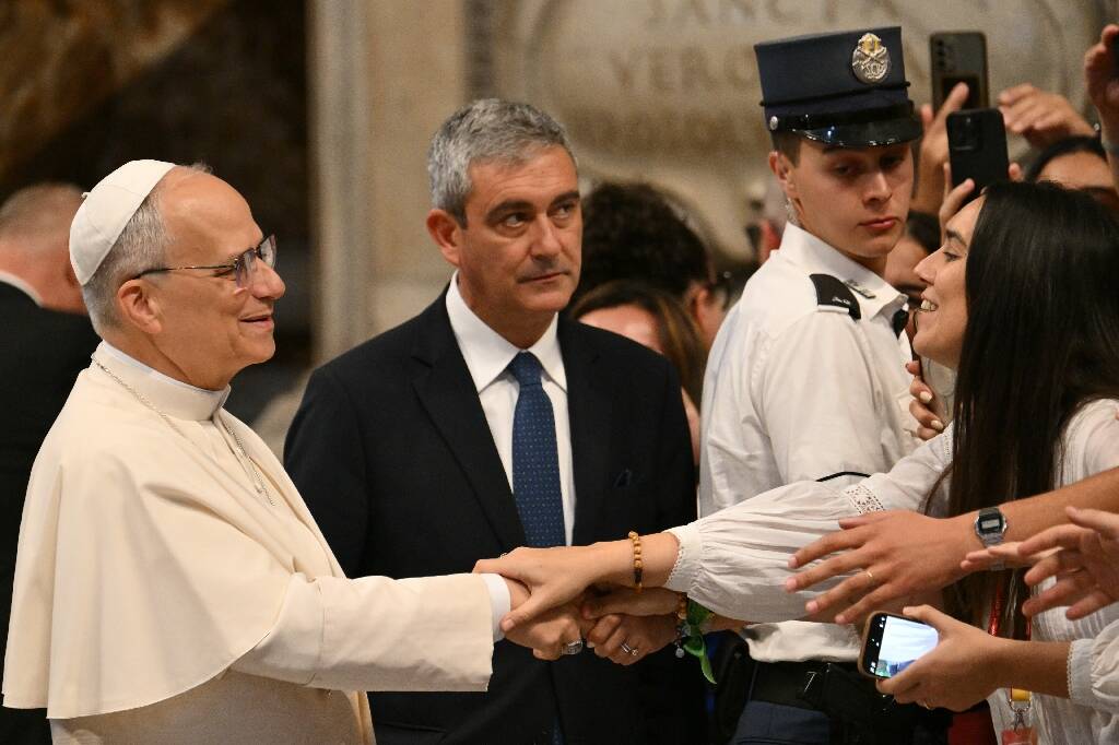 Le pape s'offre un bain de foule surprise auprès de 120.000 jeunes au Vatican