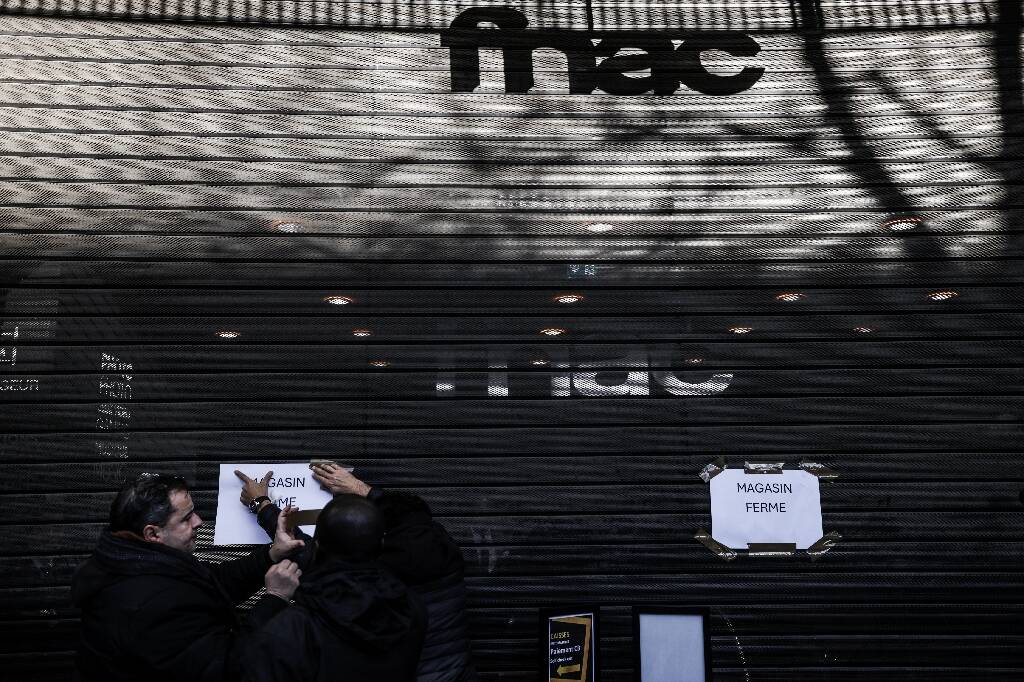 Après une affluence record et pour "la sécurité des biens et des gens", la Fnac des Champs-Elysées ferme définitivement, une semaine plus tôt qu'annoncé