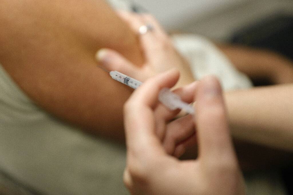 Les vaccins anti-Covid sont sûrs, réaffirme l'agence du médicament, après 152 millions d'injections en France