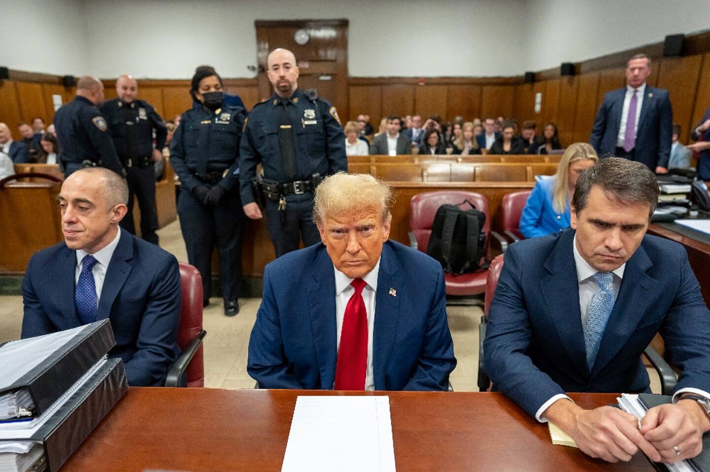 Donald Trump entouré de ses avocats Emil Bove (gauche) et Todd Blanche (droite) au tribunal de Manhattan, le 25 avril 2024.