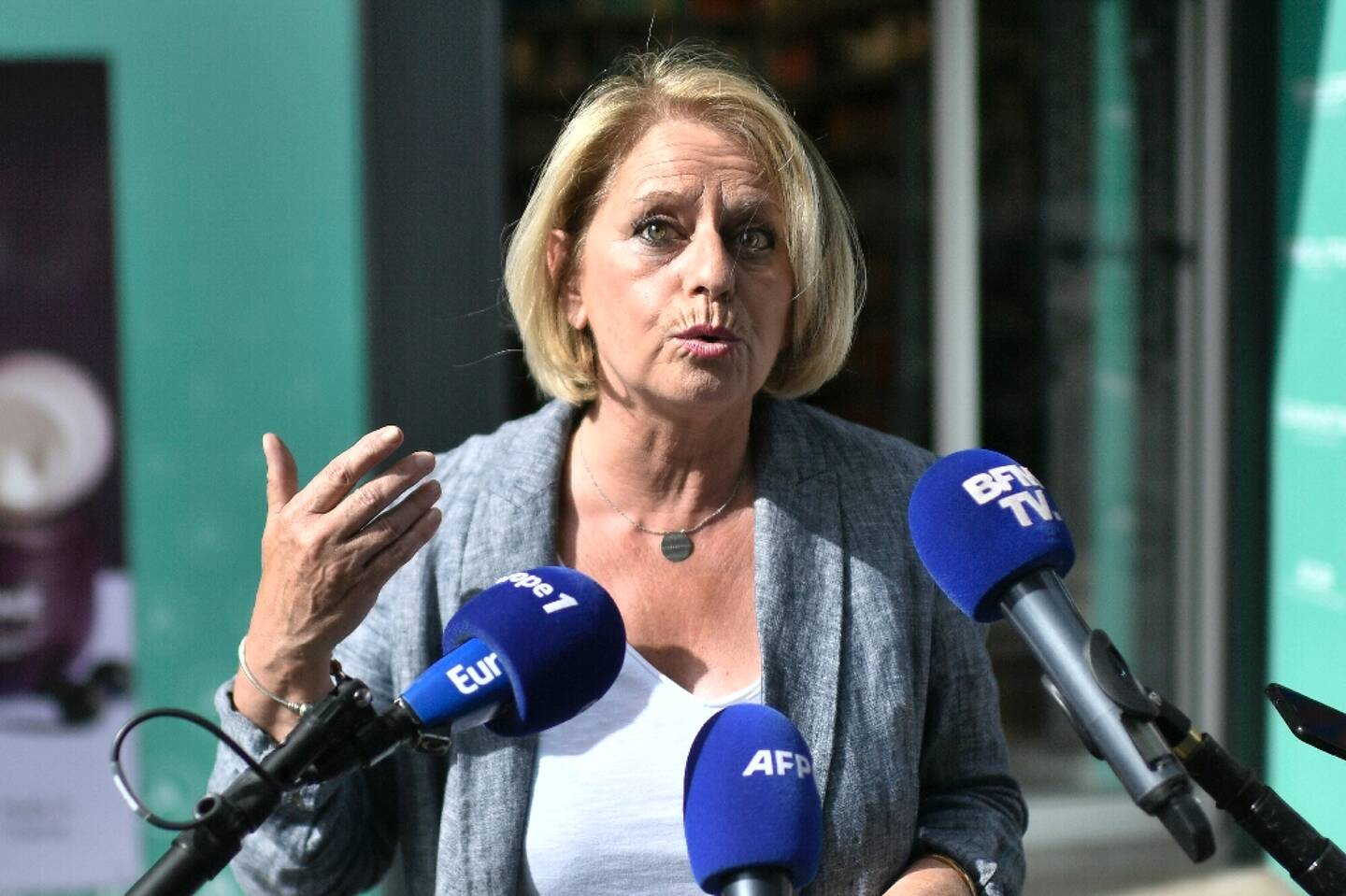 La ministre de la Santé Brigitte Bourguignon s'exprime après avoir reçu une deuxième dose de rappel de vaccin anti-Covid, le 23 juin 2022 à Paris 