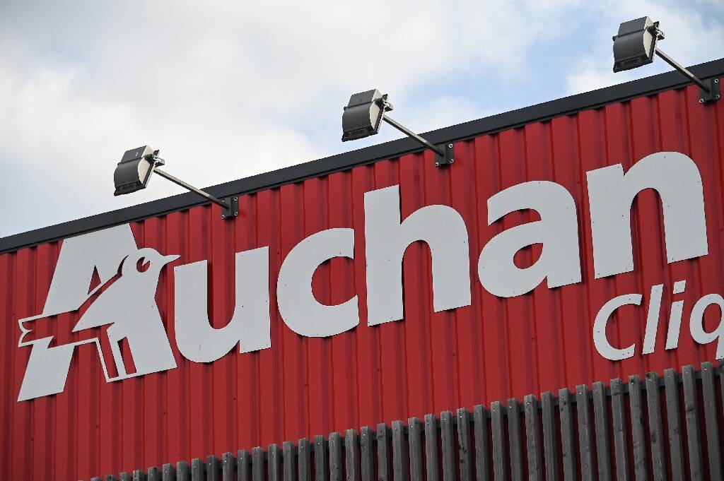 Auchan annonce vouloir supprimer près de 2.400 emplois en France, la fermeture d'une dizaine de magasins envisagée
