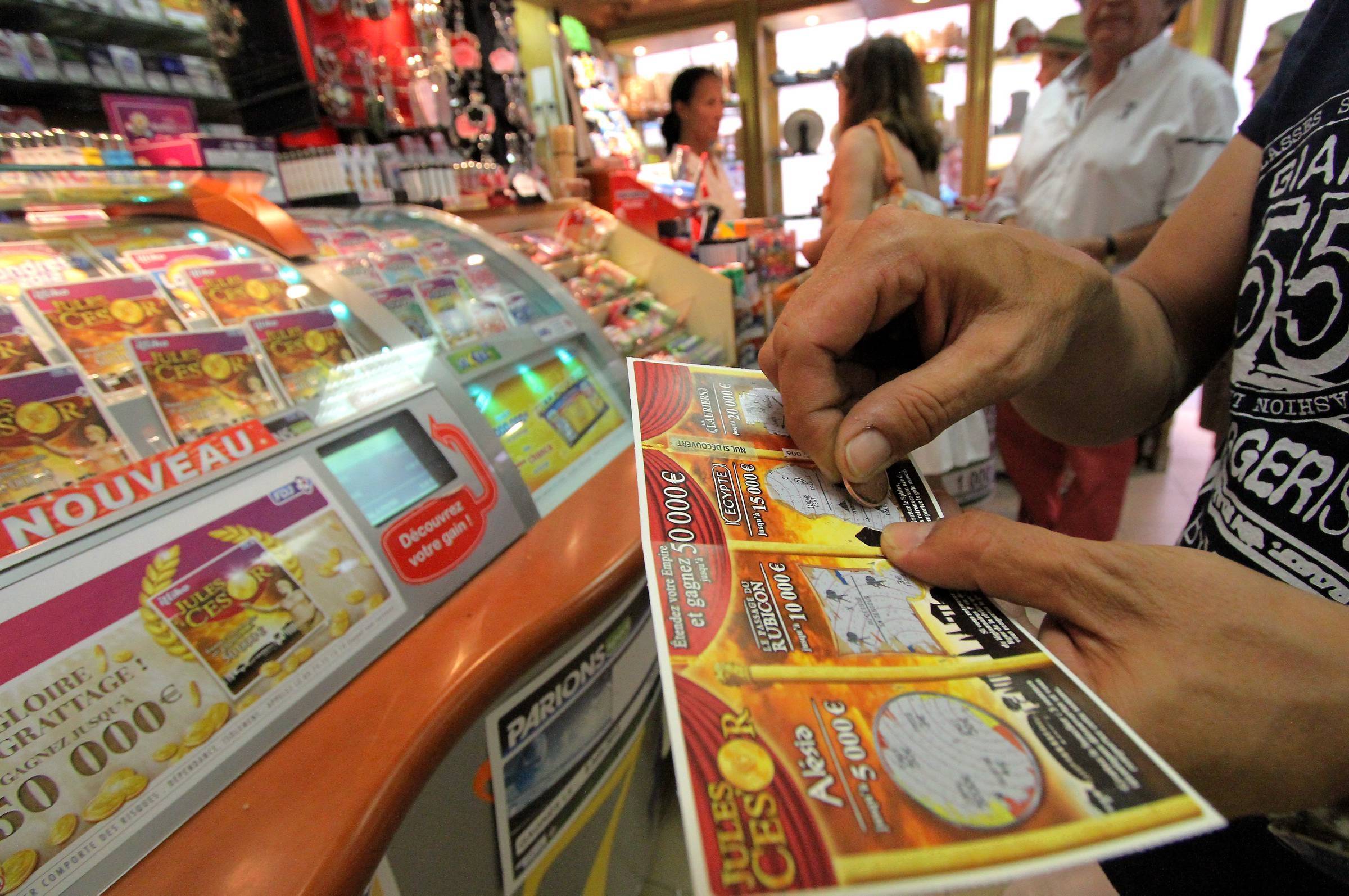 A l'insu de son patron, elle grattait frauduleusement au moins 100 euros par jour de tickets de jeux à Nice