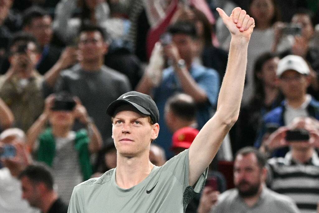 Menacé d'une suspension pour dopage, le numéro 1 mondial Jannik Sinner s'impose à Shanghai comme si de rien n'était