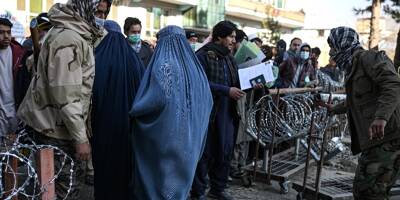 En Afghanistan, les talibans interdisent aux femmes les longs trajets sans être accompagnées par un homme de leur famille