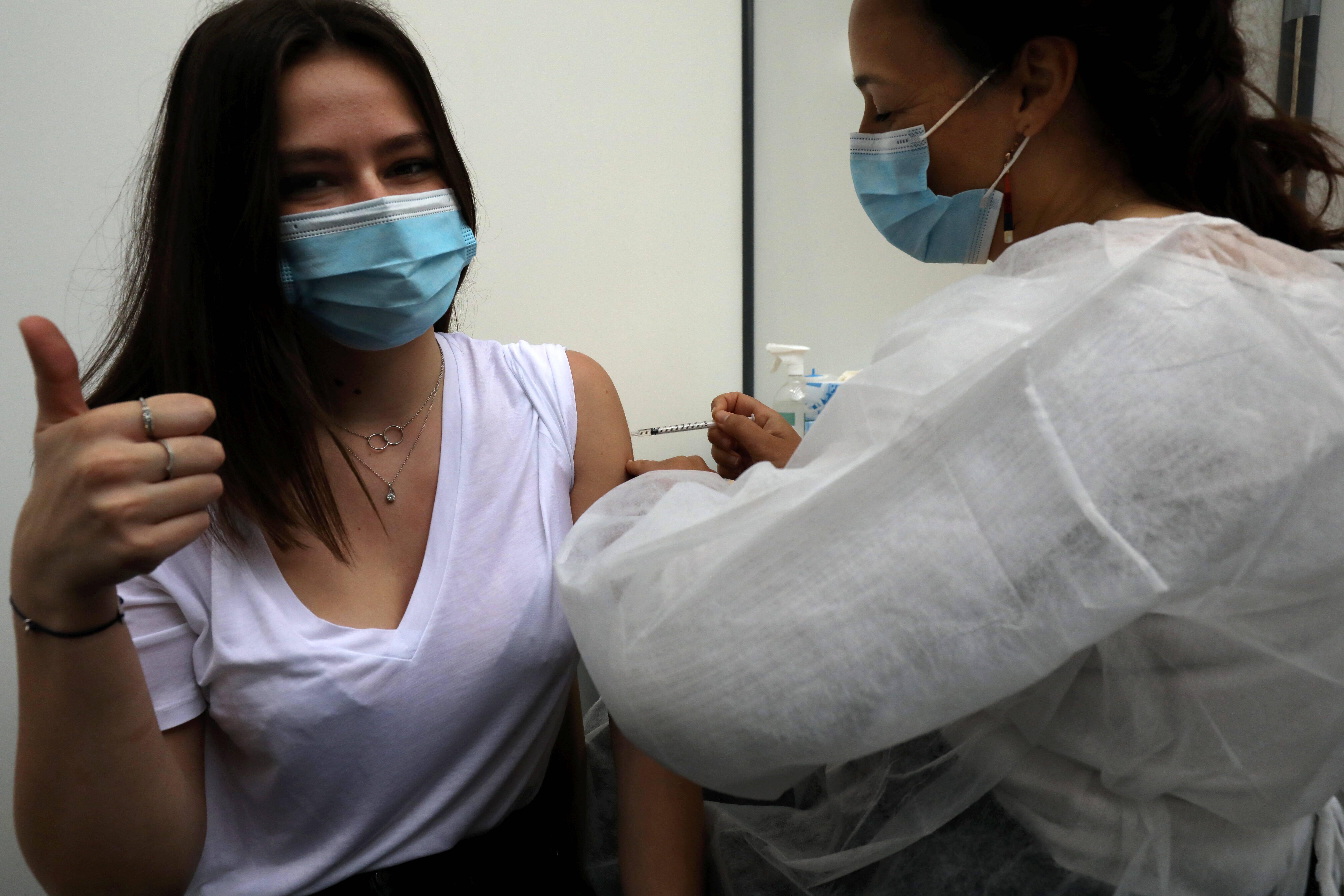 "Hâte de reprendre une vie normale"... A 18 ans, Juliette raconte pourquoi elle a choisi de se faire vacciner