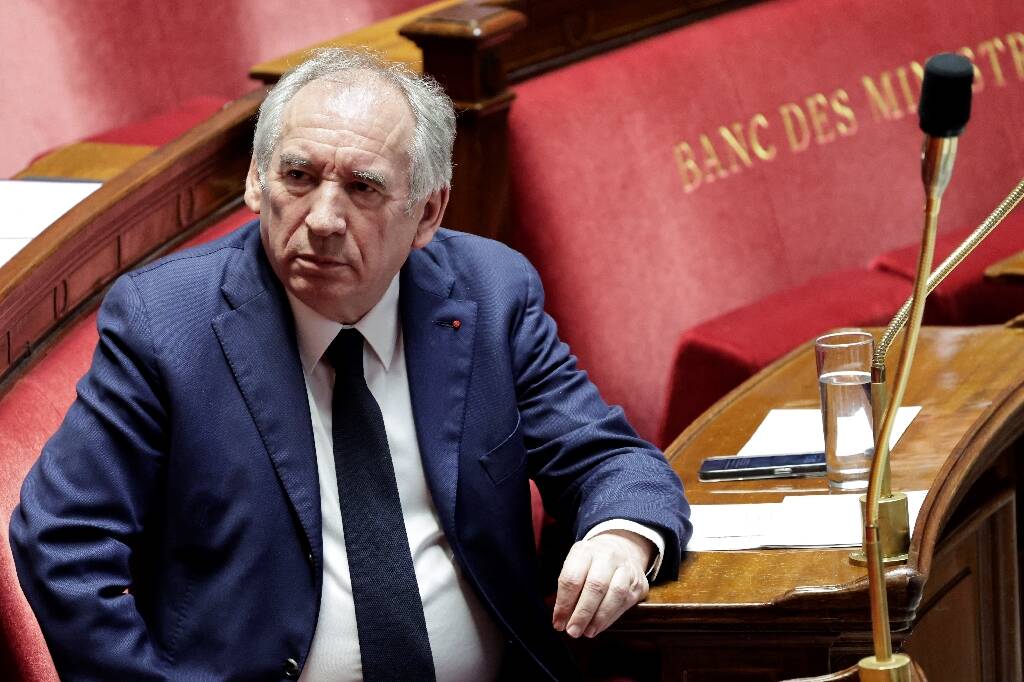 Les ministres prennent leur fonction dans le gouvernement de François Bayrou, le Parti socialiste hausse le ton
