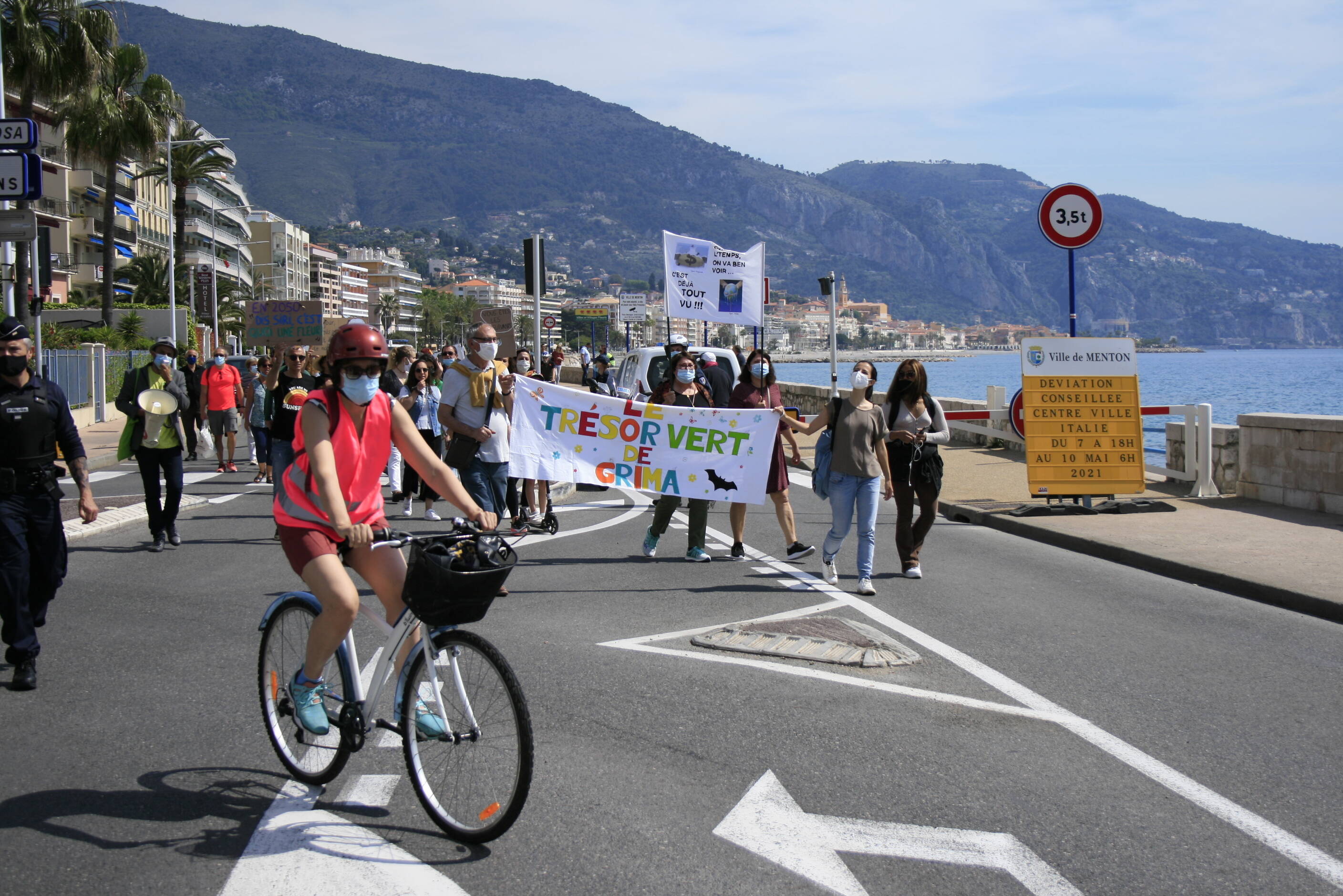 "Il faut agir maintenant": plusieurs dizaines de personnes ont marché contre la loi climat à Menton