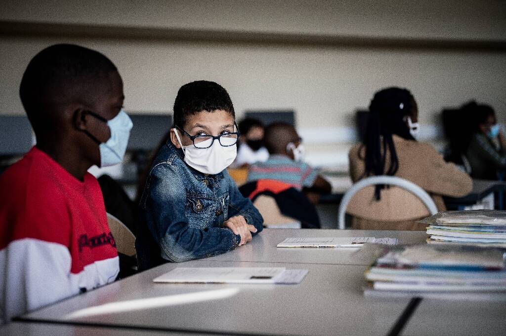 Le port du masque à l'école primaire à nouveau obligatoire partout en France dès ce lundi matin avec un nouveau protocole