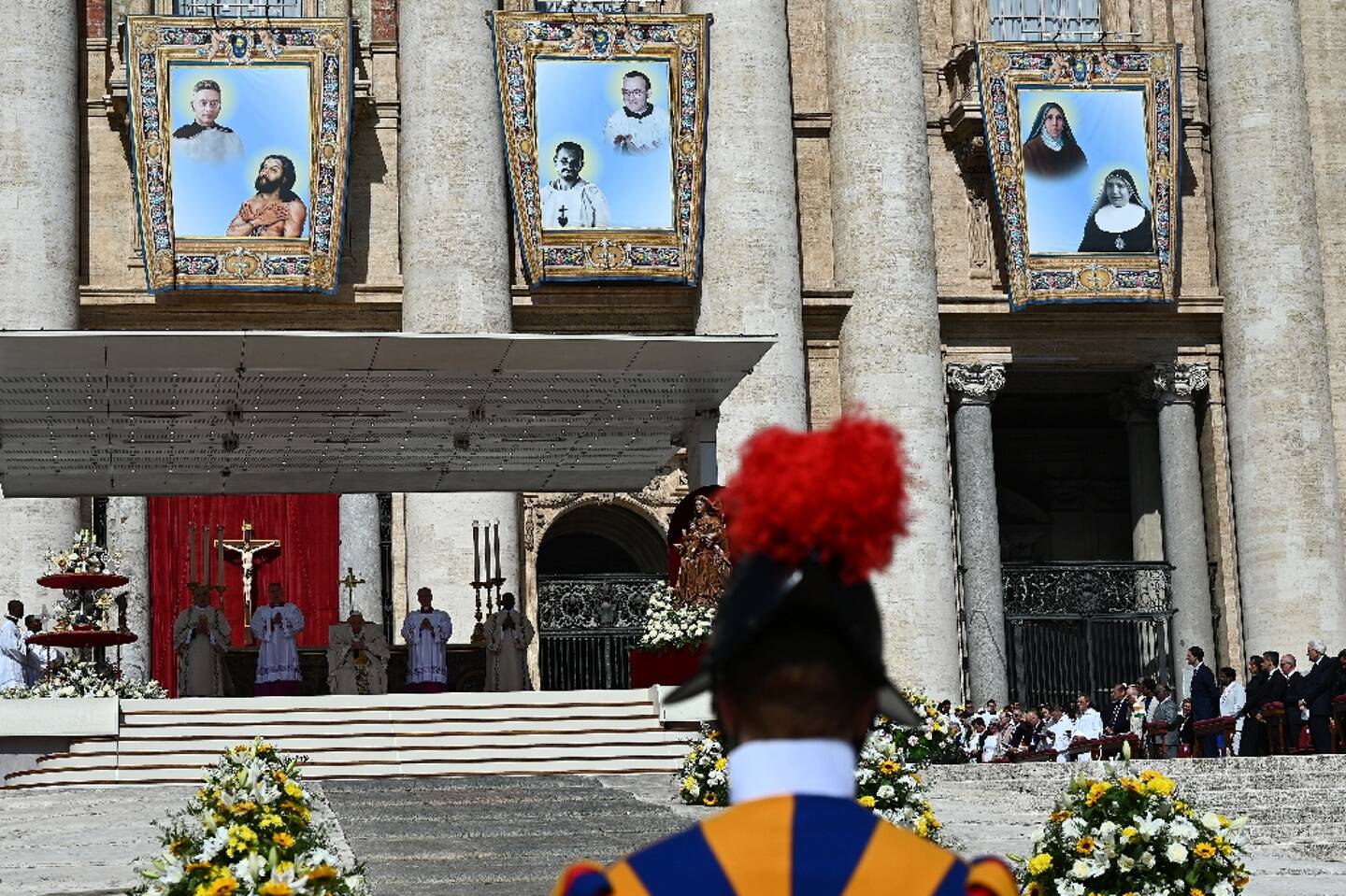 Le pape François préside la messe de canonisation de dix figures de l'Eglise, dont l'ermite du désert Charles de Foucauld, sur la place Saint-Pierre à Rome, le 15 mai 2022
