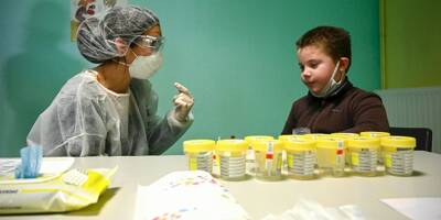 Covid-19: les tests salivaires à l'école seront réalisés par des "personnels de santé"