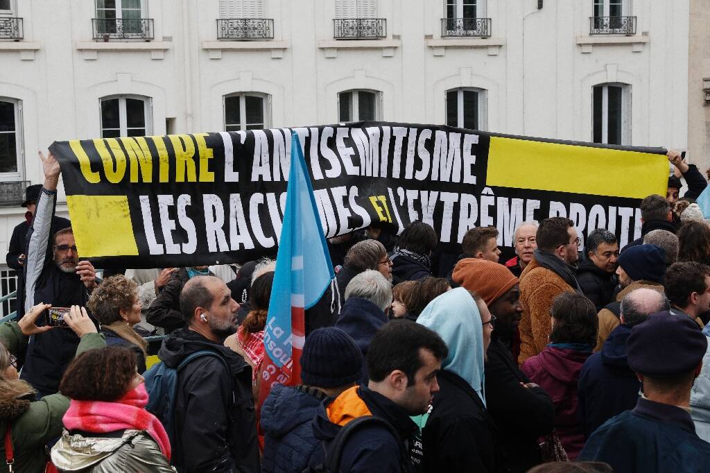 Un rassemblement de LFI contre l'antisémitisme perturbé par des contre-manifestants à Paris